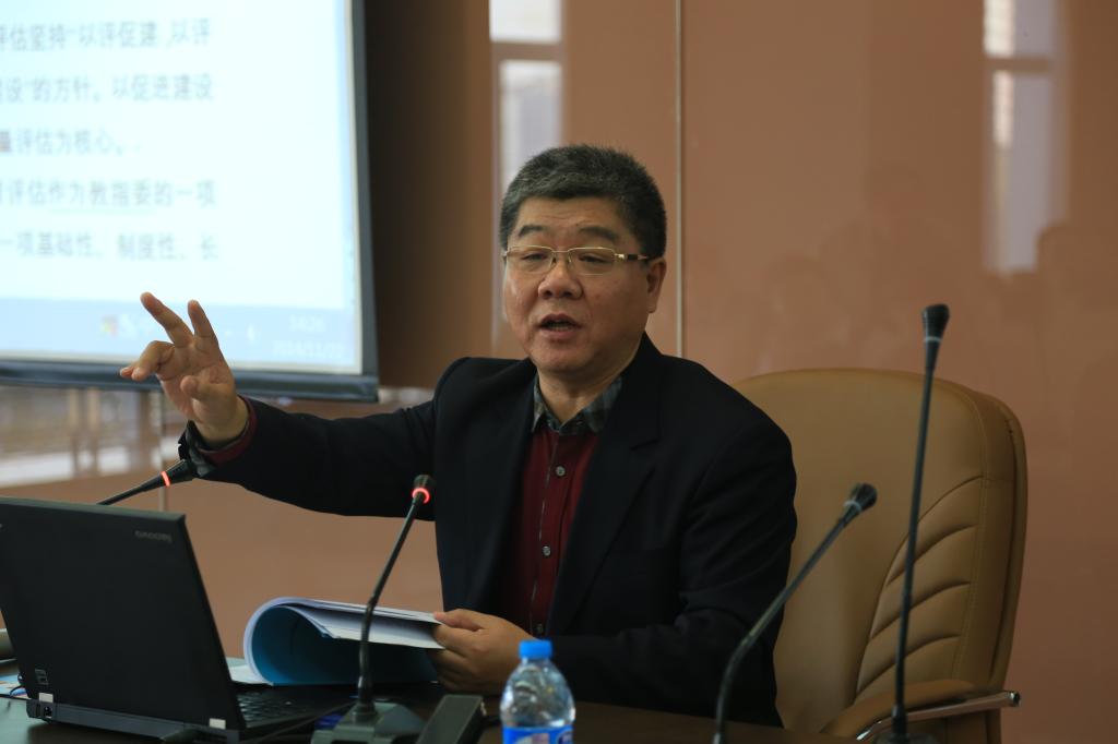 全国保险专业学位研究生教育指导委员会秘书长、ylzzcom永利总站线路检测院长郝演苏教授做报告